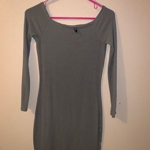 Hi i’m selling this green mid length dress!!